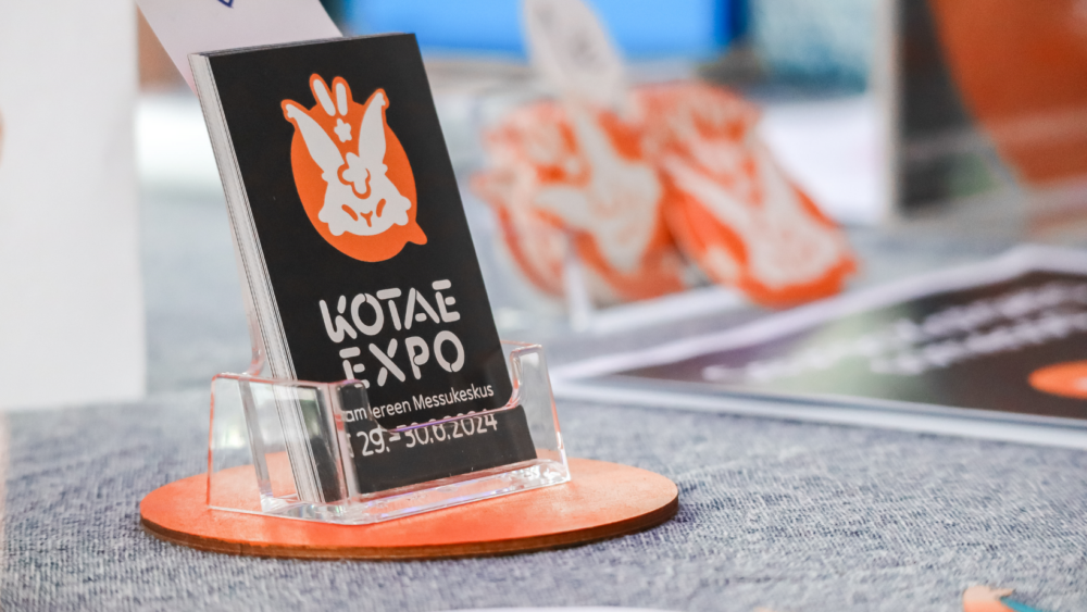 Kuvassa Kotae Expon käyntikortteja messupöydällä