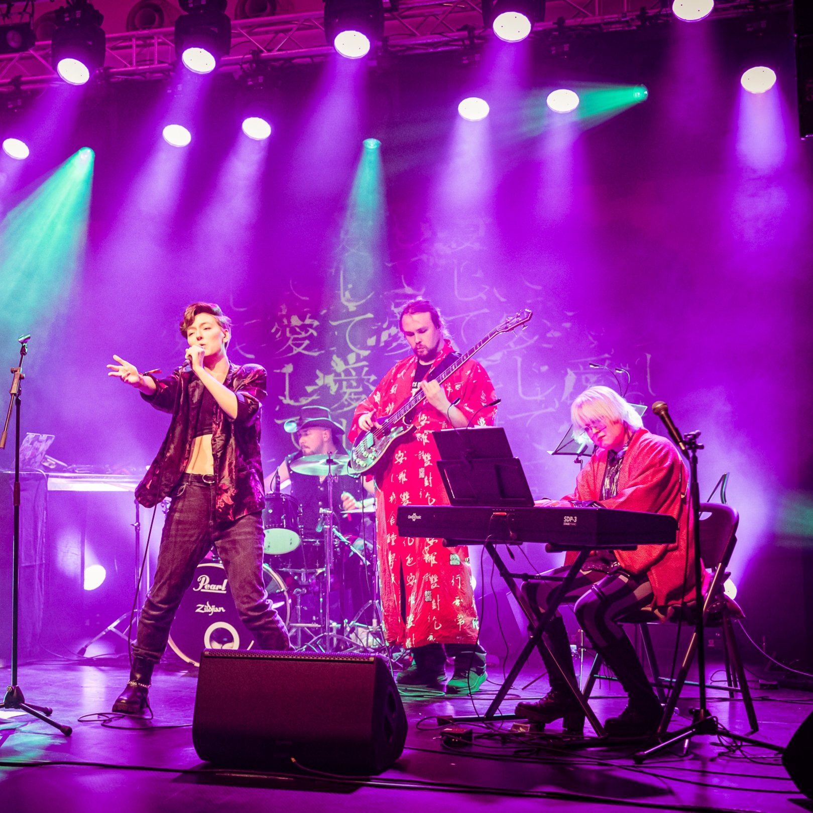 rendaamaton IMPACT iltabile esiintyjä